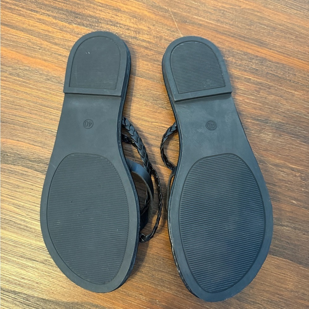NWOT Strappy Black Sandals with White Stitching Summer Flats Vacation size 9 - Picture 3 of 4